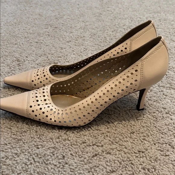 Stuart Weitzman Beige Leather Pointed-Toe Pumps - Picture 6 of 6